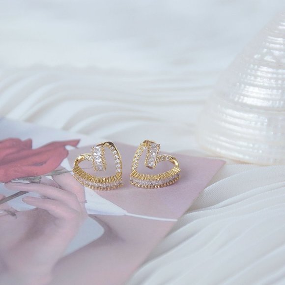 NEW 14K Gold Plated Diamond Heart Earrings a - Picture 3 of 7